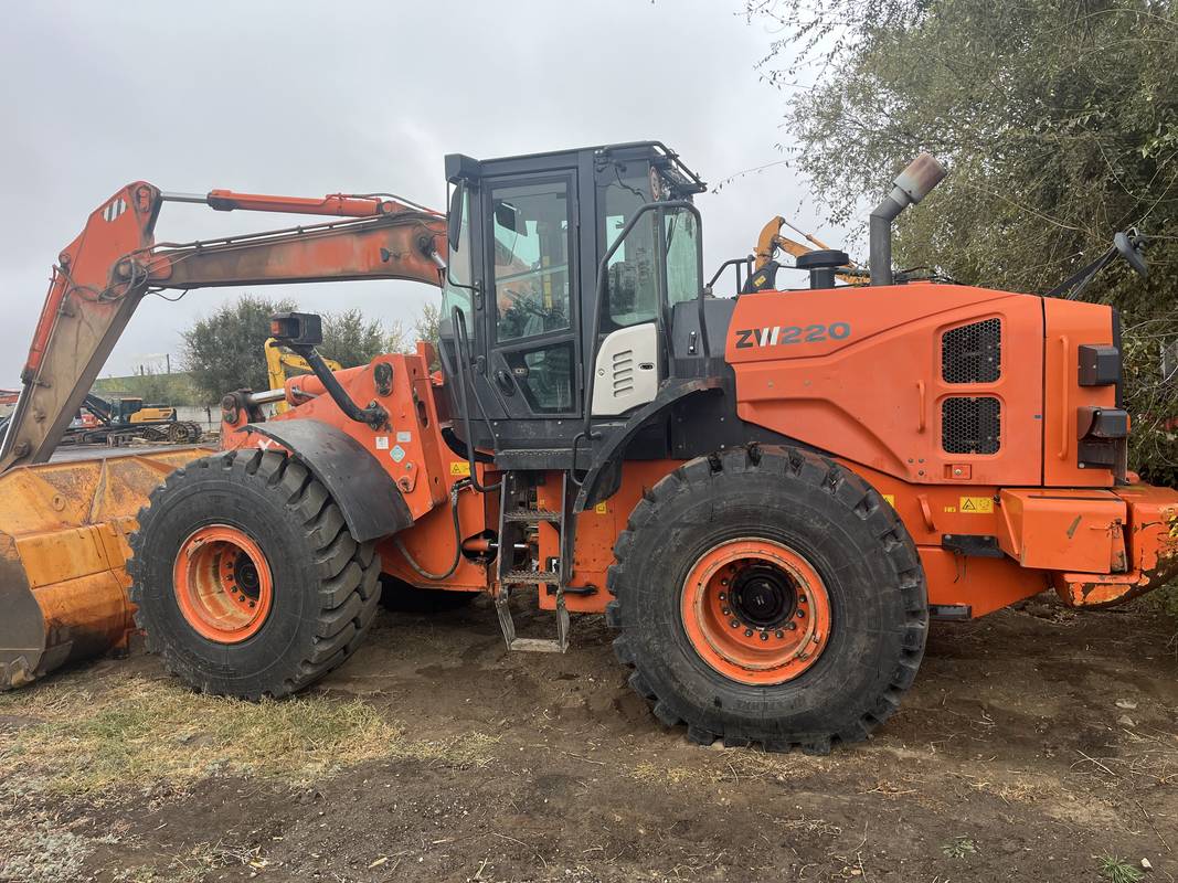 Фронтальный погрузчик HITACHI ZW220-5A