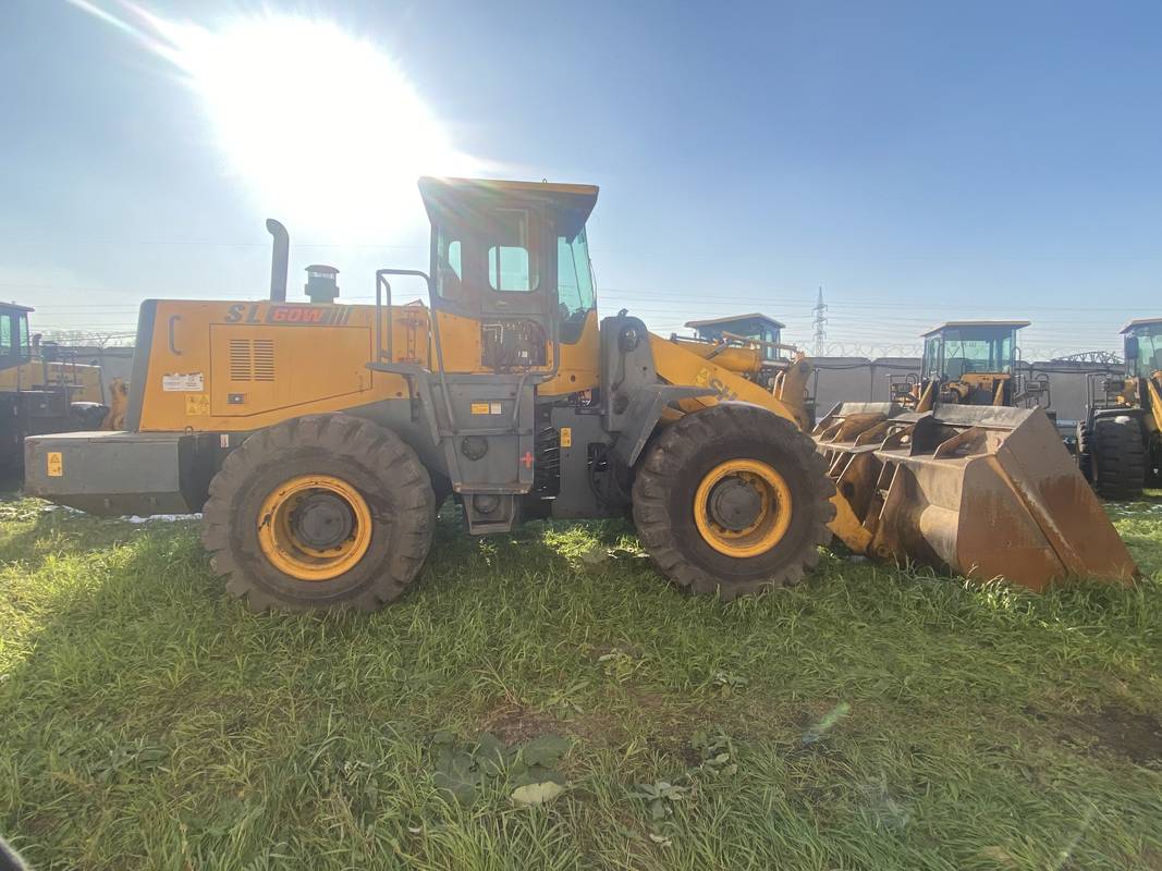 Фронтальный погрузчик Shantui SL60W(1)