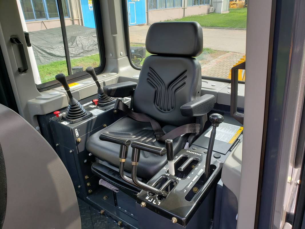 Бульдозер SHANTUI SD16