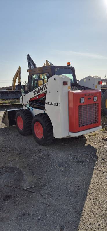 Мини-погрузчик фронтальный одноковшовый SHANTUI SSL1230KHF